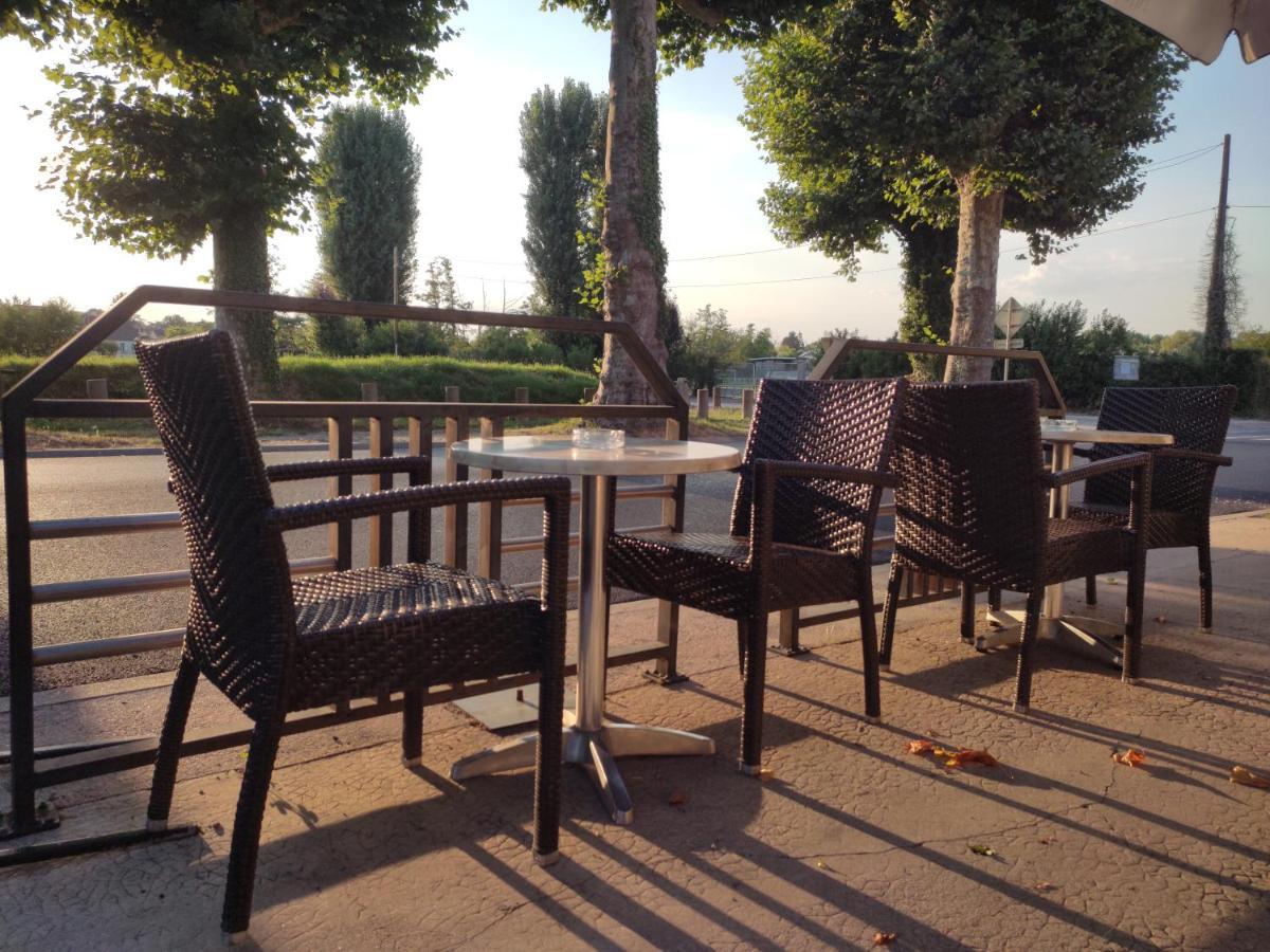 Готель Aux Trois Rois Pont-Sur-Yonne Екстер'єр фото