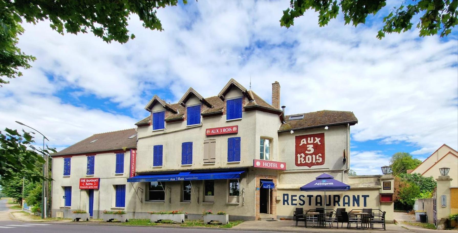 Готель Aux Trois Rois Pont-Sur-Yonne Екстер'єр фото