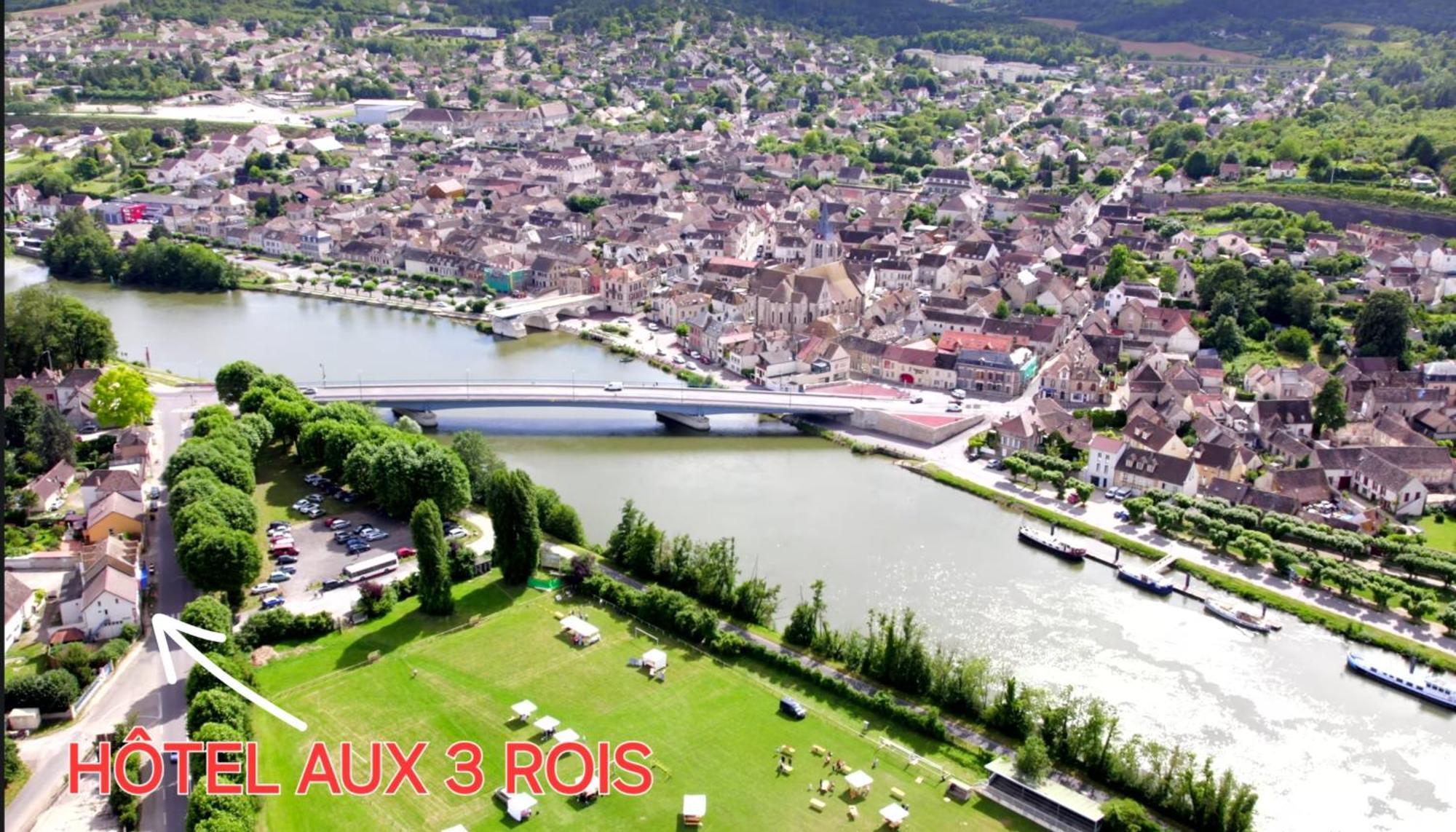 Готель Aux Trois Rois Pont-Sur-Yonne Екстер'єр фото